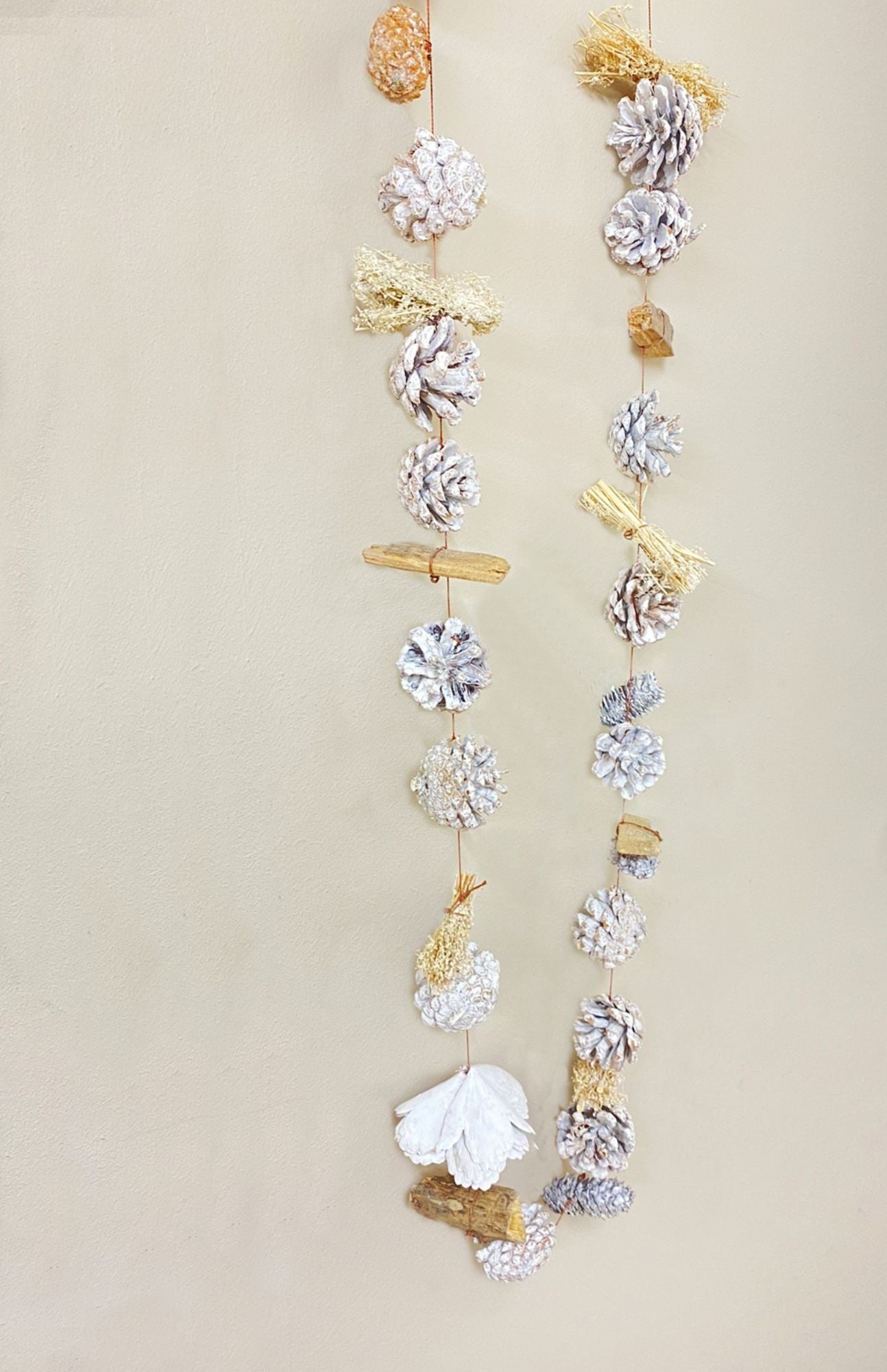 White Frosted Garland With Pinecones 1.5m